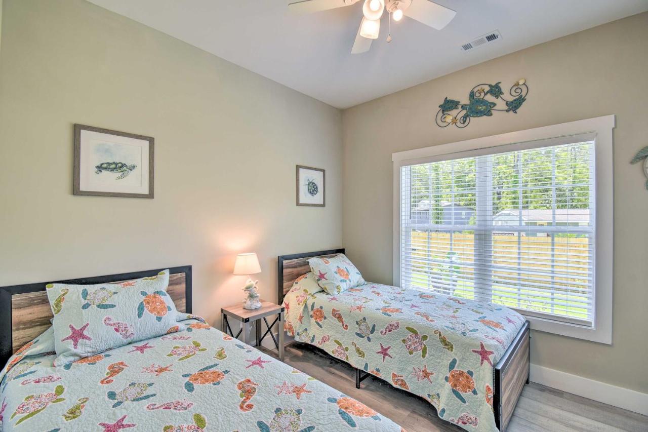 Ocean Isle Beach Home With Shared Lanai And Grill Kültér fotó